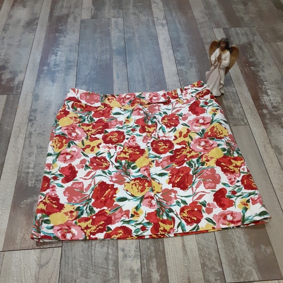 LOFT Dresses & Skirts - 3/$25 Ann Taylor Loft Floral Skirt Size 6